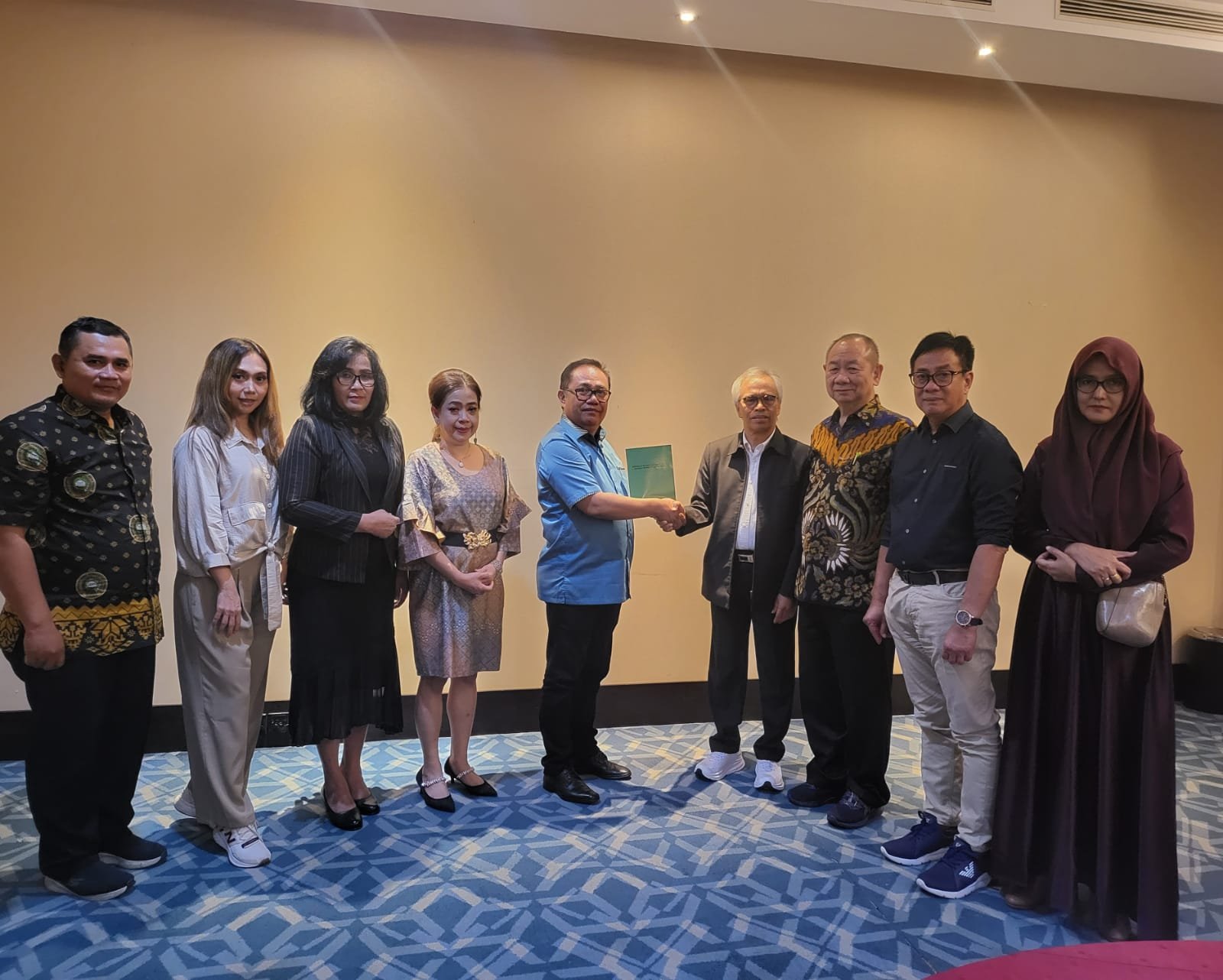 Dewan Pakar IPPAT Serahkan Buku Pedoman Pembuatan Akta PPAT Kepada PP IPPAT